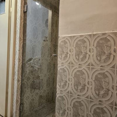דלת זכוכית למקלחת עם אריחים מעוצבים