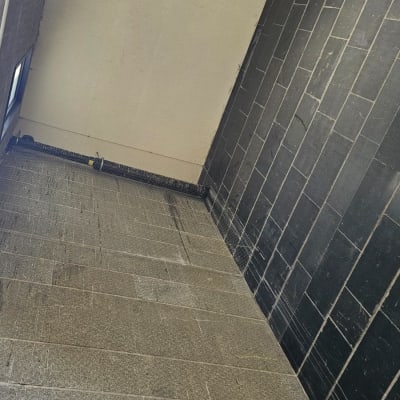 רשת למניעת כניסת יונים בפינת בניין