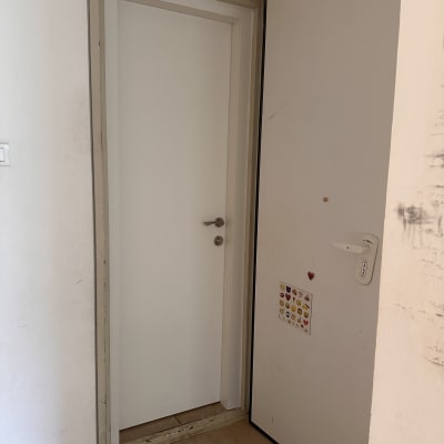 דלתות פנימיות עם ידיות מתכת