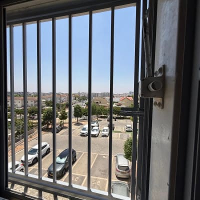 נוף חיצוני מבעד לחלון עם סורגים