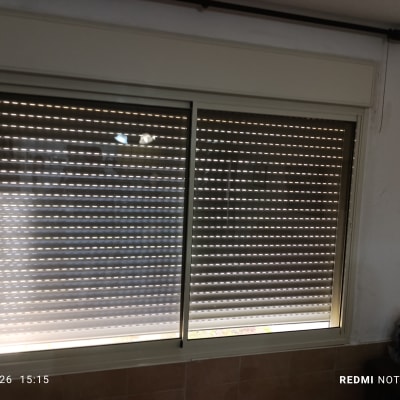 תריסי אלומיניום סגורים בחלון גדול