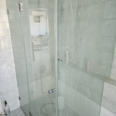 מקלחון זכוכית עם סימני ניקוי
