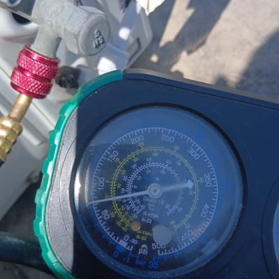 מד לחץ גז מחובר למערכת מיזוג אוויר