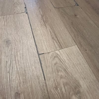 רצפת פרקט עם חיבורים גלויים