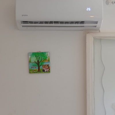 מזגן מותקן על קיר עם תצוגת טמפרטורה