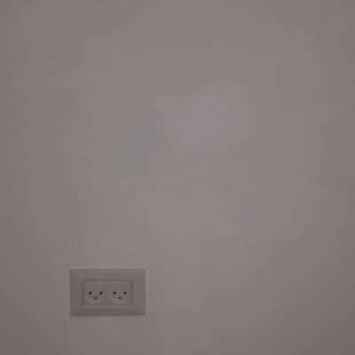 שקע חשמלי על קיר לבן