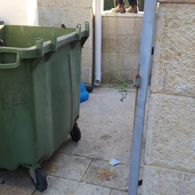 עובד מבצע עבודת איטום על קיר חיצוני