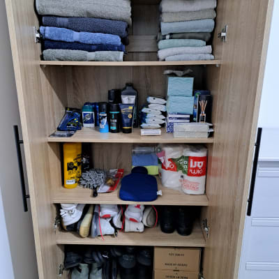 ארון עם מגבות, מוצרי טיפוח, נעליים וארגזים