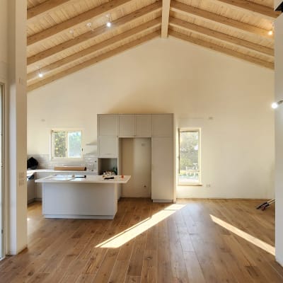 מטאטא וציוד ניקוי על רצפת עץ