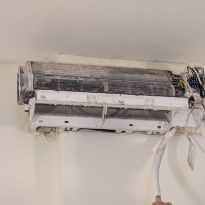 יחידת מזגן מפורקת עם חוטים חשופים