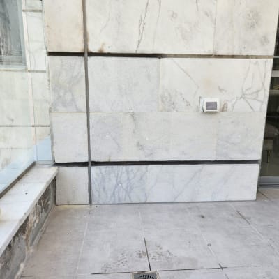 קיר שיש עם סרט דבק על אדן החלון