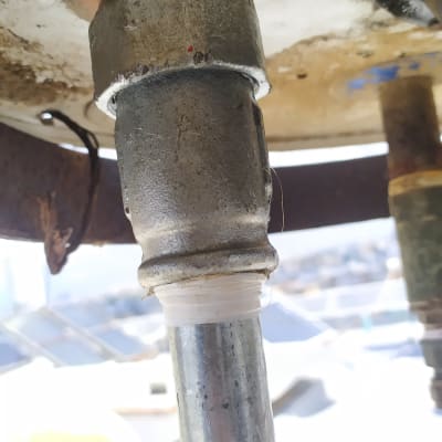 חיבור צינור מתכת לדוד שמש עם אטם לבן