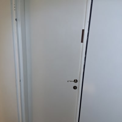 דלת לבנה עם ידית מתכת כסופה