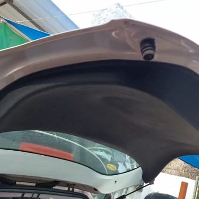 תא מטען של רכב פתוח עם חלקים פנימיים גלויים