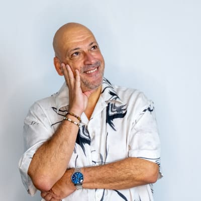 תמונה של אדם מחייך עם שעון יד