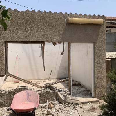 מבנה עם קיר שבור ועבודות שיפוץ גג