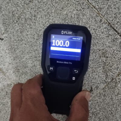 מד לחות דיגיטלי מציג ערך 100 על רצפה