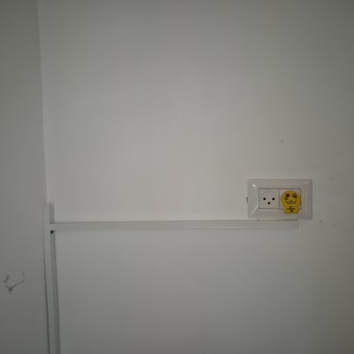 שקע חשמלי על קיר לבן