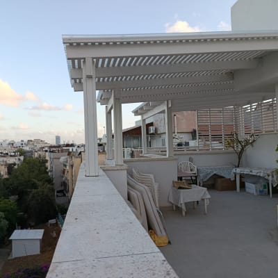 מרפסת עם פרגולה ונוף עירוני