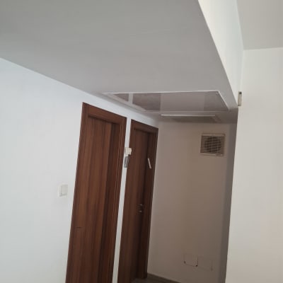 תקרת גבס במסדרון עם דלתות עץ