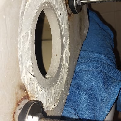 בורגי מתכת מחוברים לאסלה עם אטם גומי