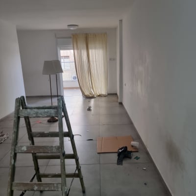 סולם וחדר ריק עם קירות לבנים