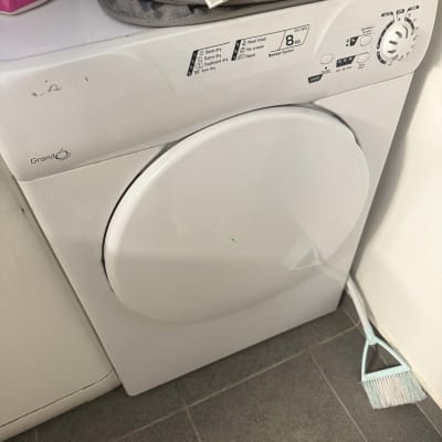 מייבש כביסה עם כפתורים ותוויות