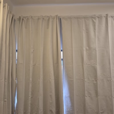 וילונות לבנים תלויים על חלון