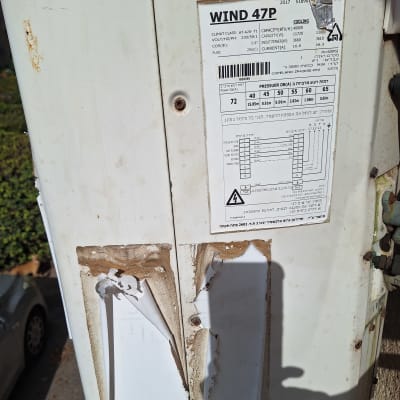 יחידת מיזוג אוויר עם תווית טכנית ומידע על דגם WIND 47P.