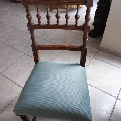 כיסא עץ עם ריפוד בד ירוק
