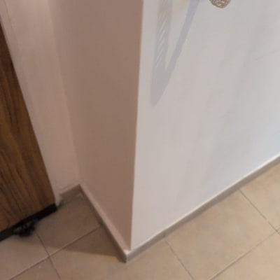 חוט טלפון על קיר ליד רצפה