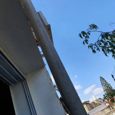 צינור מתכת מחובר לקיר חיצוני של מבנה