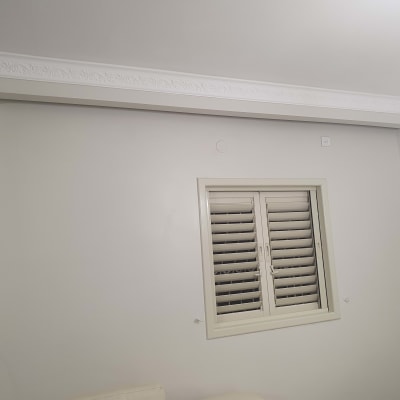 קיר גבס עם חלון ותריסים סגורים