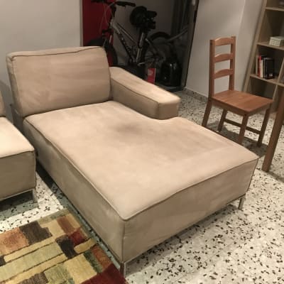 ספה בהירה עם כתמים על הריפוד