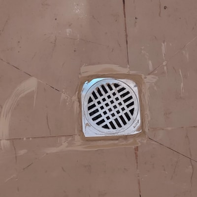 רצפת קרמיקה עם פתח ניקוז עגול