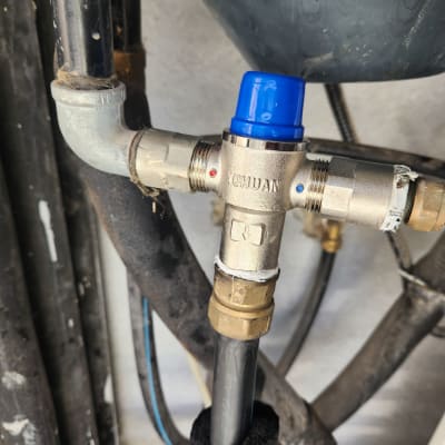 שסתום מתכת עם חיבורים וצינורות, כובע כחול