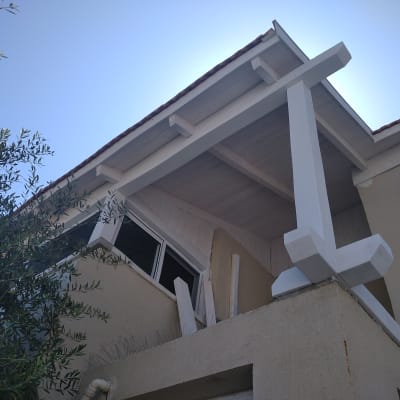 גג עם קורות עץ לבנות ותמיכה מרכזית