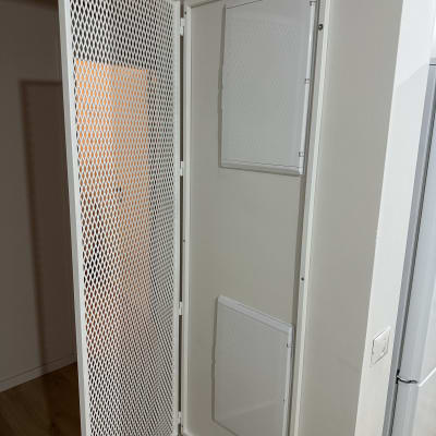 ארון מתכת פתוח עם דלת רשת לבנה