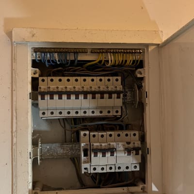 לוח חשמל עם מפסקים וחוטי חשמל צבעוניים