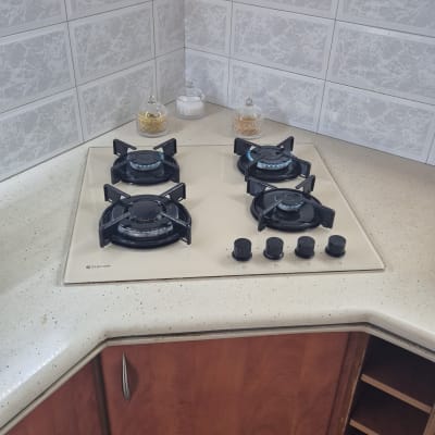 כיריים גז עם ארבעה מבערים וכפתורי שליטה