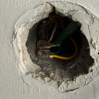 חוטי חשמל בתוך קיר עם חיבורים