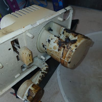 חלקי מזגן ישנים עם חלודה ולכלוך