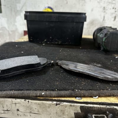 שני מוסכים על שולחן עבודה עם כלי עבודה