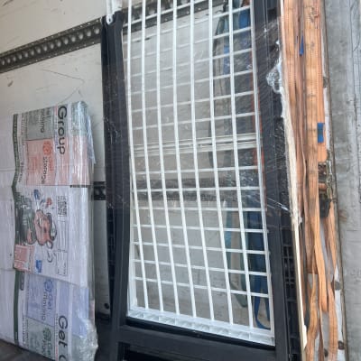 ציוד ארוז להובלה עם רצועות ומסגרת מתכת