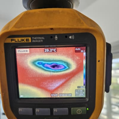 מצלמה תרמית פלוק מציגה תמונת חום עם כתם כחול