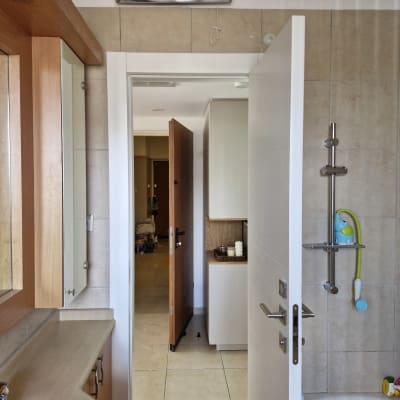 חדר אמבטיה עם מקלחת, כיור ומראה