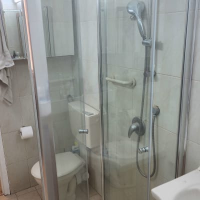 מקלחון זכוכית עם ראש מקלחת מתכוונן