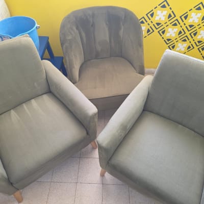 שלושה כורסאות ירוקות עם דלי כחול ברקע