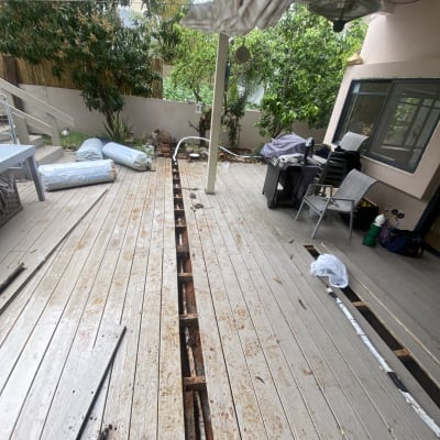 צינור מיזוג אוויר חשוף ברצפת עץ פתוחה