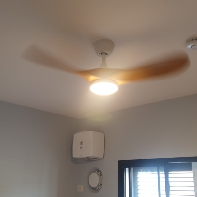 מאוורר תקרה פועל עם תאורה דולקת